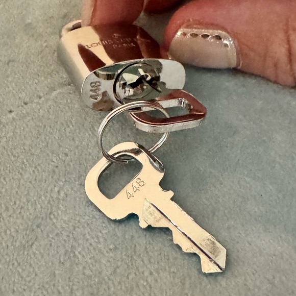 New Louis Vuitton Silver Lock 2 Keys - Picture 6 of 6